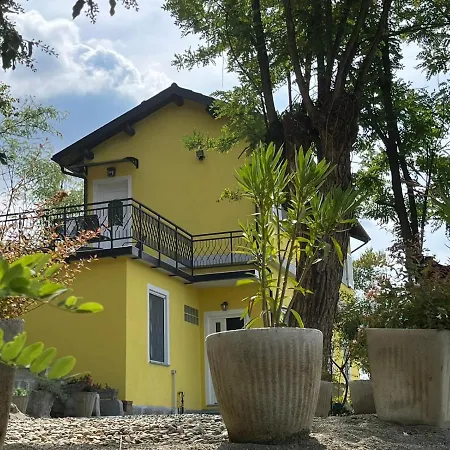 Konukevi Flora Di Capriata D'orba 3*